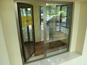  Ventanas de aluminio abatibles con rotura de puente térmico 